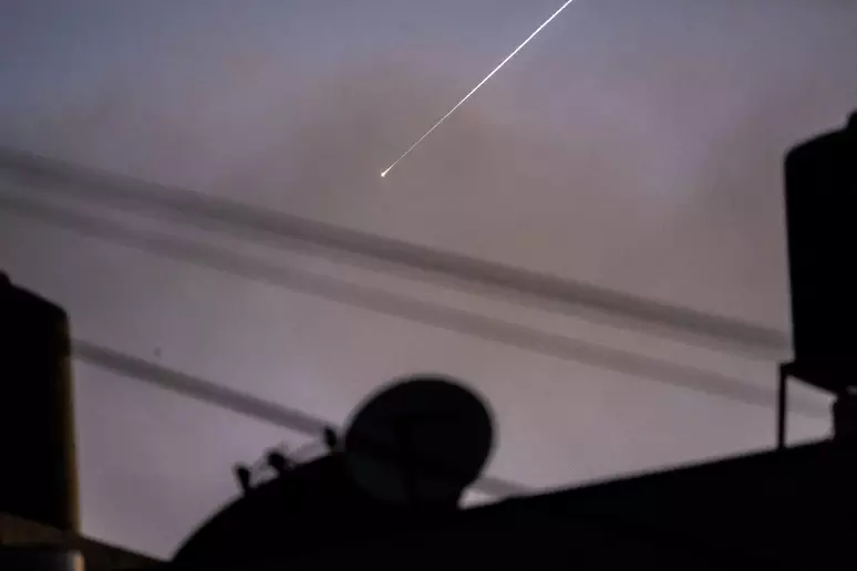 Bombardeio iraniano matou cinco e deixou oito feridos no sul de Israel que também atacou regiões em Teerã; Trump reforçou vigor...