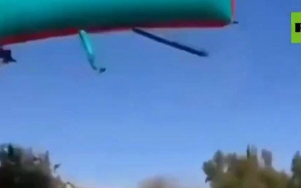 Brinquedo inflável não estava preso ao solo; uma das vítimas sofreu fratura no crânio. Duas crianças ficaram feridas após...