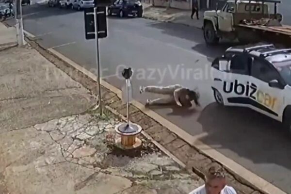Caso aconteceu na Rua Domingos José Vieira e foi registrado por câmeras de segurança. Uma passageira se jogou de...