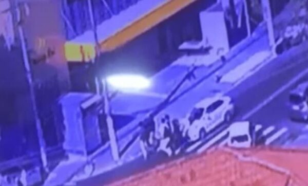 Câmeras de segurança flagraram o momento em que um taxista atingiu quatro pessoas que atravessavam na faixa de pedestres na tarde...