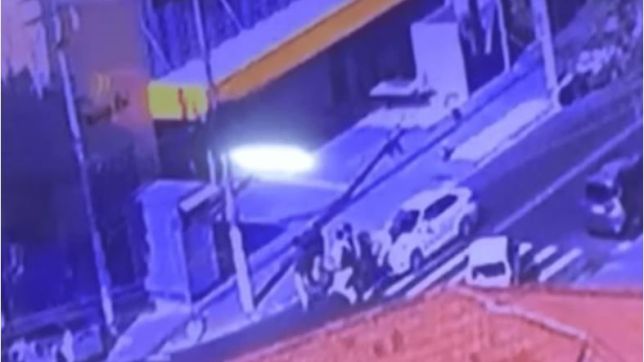 Câmeras de segurança flagraram o momento em que um taxista atingiu quatro pessoas que atravessavam na faixa de pedestres na tarde...