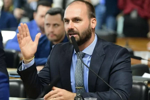 Aliados de Eduardo Bolsonaro cogitam cargo no estado para blinda-lo