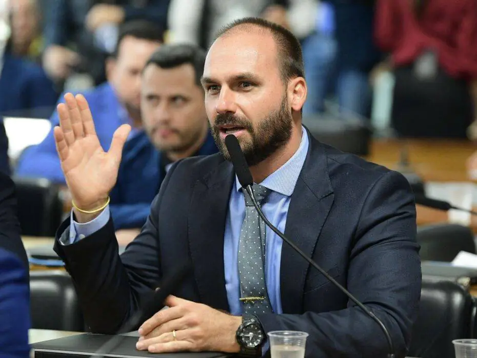 Aliados de Eduardo Bolsonaro cogitam cargo no estado para blinda-lo