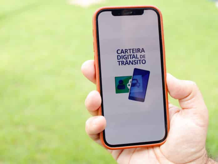 Lula sanciona lei que prevê 'CNH Social'; veja quem pode obter a carteira gratuita