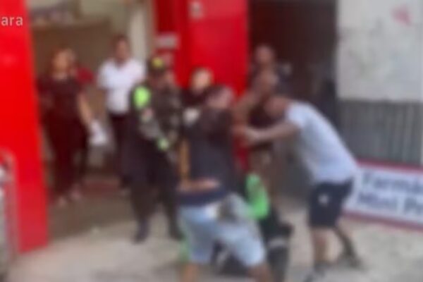 Na tarde desta segunda-feira (14), um desentendimento entre um motorista de Kombi e agentes de trânsito provocou uma briga...