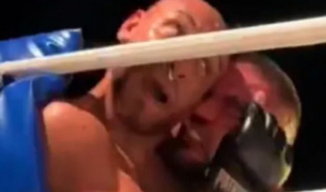 Uma cena grotesca marcou o Max Fighting 62, evento de artes marciais mistas realizado no último sábado (19), em Sveti Vlas, na...