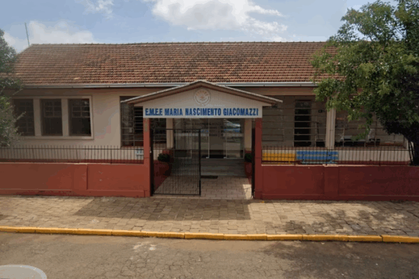 Um adolescente invadiu uma escola e matou uma criança e feriu outras três