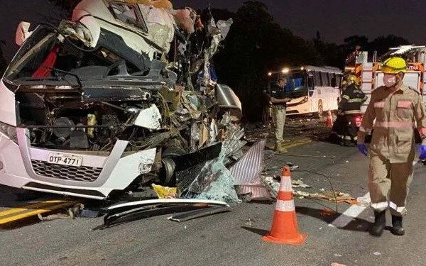 Ao menos nove pessoas morreram em um acidente no km 4 da BR-153, em Porangatu (GO), envolvendo dois dos quatro ônibus de um...