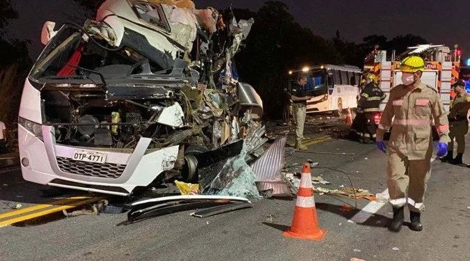 Ao menos nove pessoas morreram em um acidente no km 4 da BR-153, em Porangatu (GO), envolvendo dois dos quatro ônibus de um...