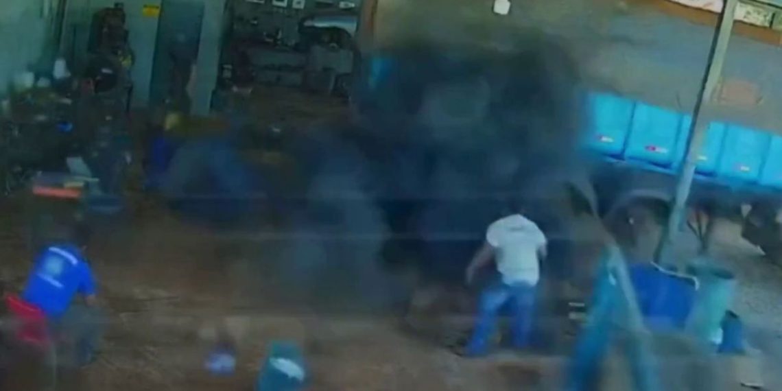 Um caminhoneiro de 56 anos morreu após a explosão de um pneu enquanto realizava a calibragem com um compressor de ar em uma...