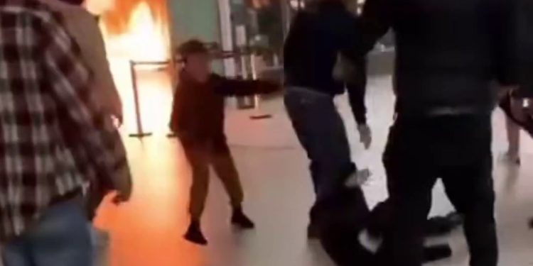 Ocorrência mobilizou bombeiros e Polícia Militar; homem sofreu queimaduras graves e está hospitalizado...