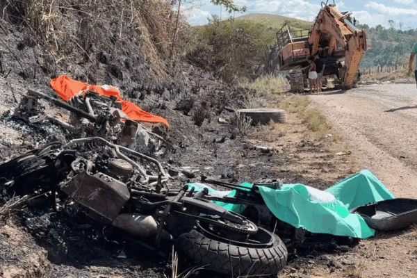 Uma retroescavadeira causou um acidente que matou quatro pessoas na BR-222