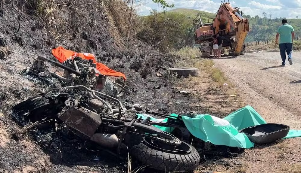 Uma retroescavadeira causou um acidente que matou quatro pessoas na BR-222