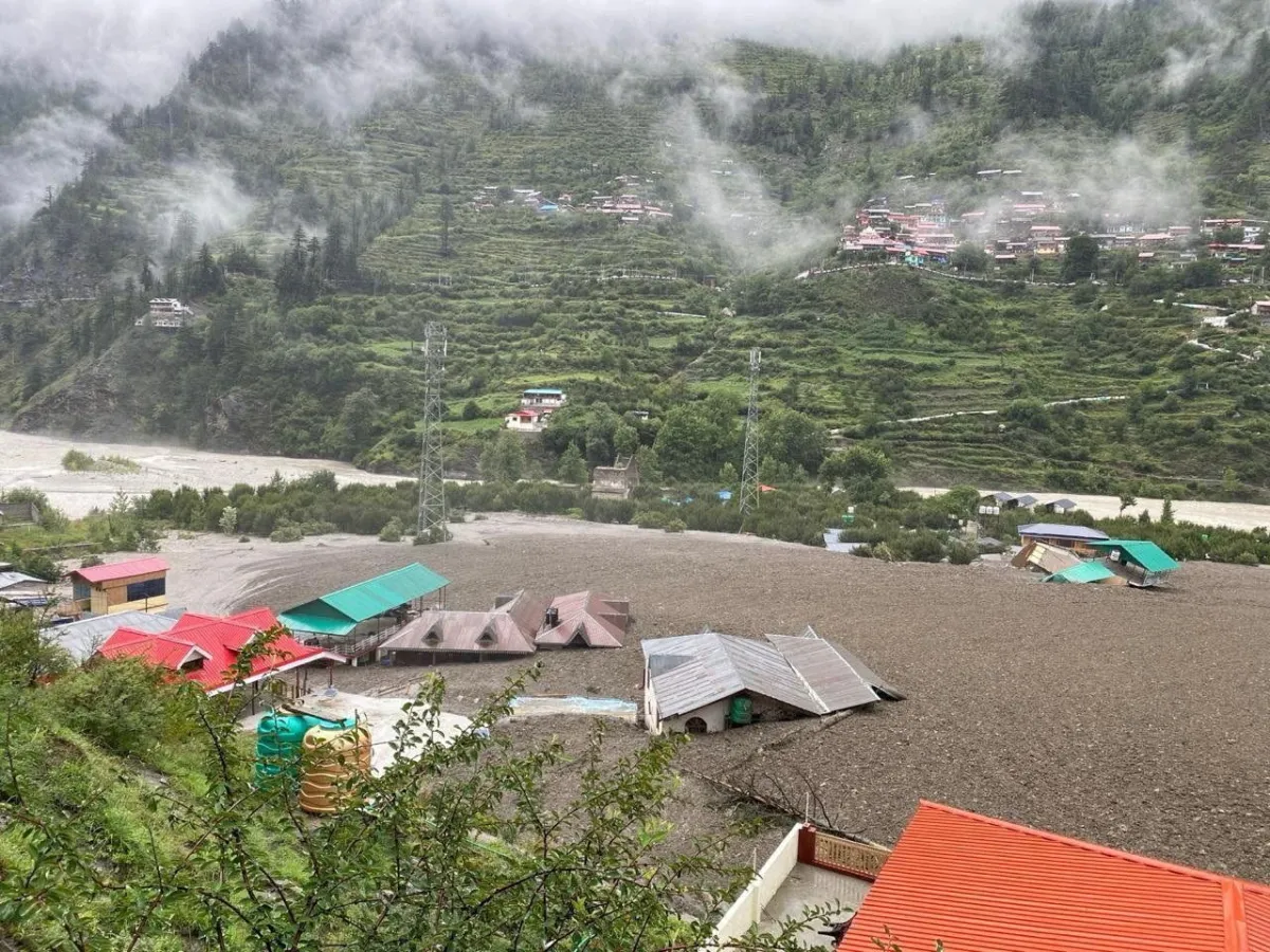 Mais de 50 pessoas desapareceram após uma vila ser destruída por enchentes repentinas no estado de Uttarakhand, no norte da Índia...
