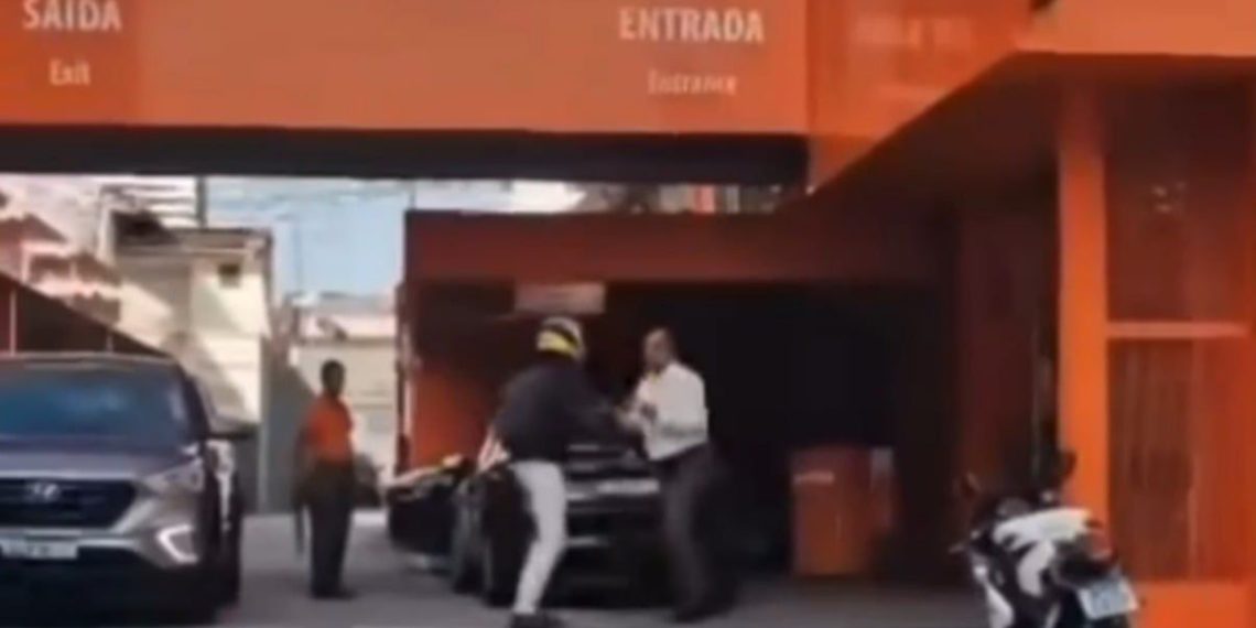 Um desentendimento no trânsito terminou em confusão nesta sexta-feira (8) em Belém, após um motociclista seguir um motorista até a loja de automóveis...