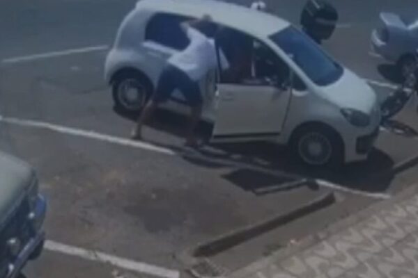 Um homem foi flagrado agredindo o próprio filho, de 12 anos, com socos e chutes no Gama, no Distrito Federal, na manhã de domingo (24). A violência aconteceu na QR 24 do Setor...