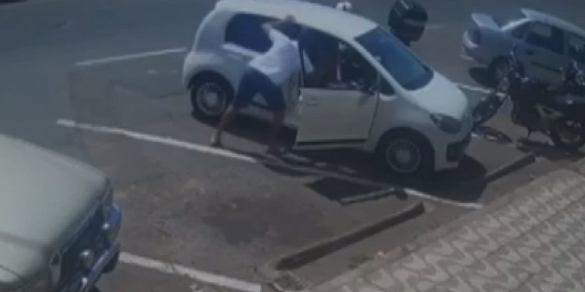 Um homem foi flagrado agredindo o próprio filho, de 12 anos, com socos e chutes no Gama, no Distrito Federal, na manhã de domingo (24). A violência aconteceu na QR 24 do Setor...