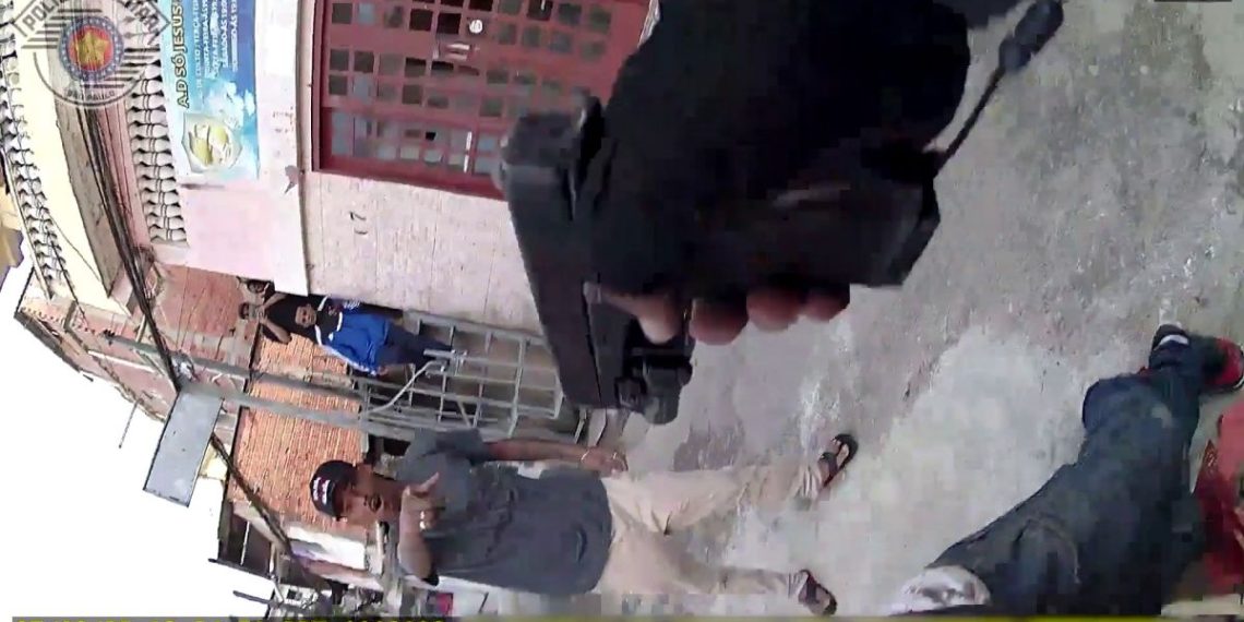 A câmera corporal de um policial militar registrou o exato momento em que ele foi baleado no pescoço durante uma ação na comunidade de Paraisópolis, na...