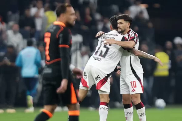 Flamengo supera desconexão inicial e faz jogo digno de líder em virada sobre o Corinthians