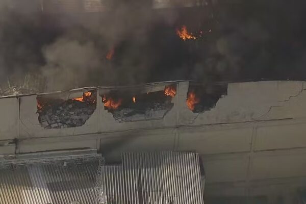 Um incêndio atingiu uma loja no Largo da Freguesia, na Zona Sudoeste do Rio, na manhã desta sexta-feira (19). Imagens mostram chamas e muita fumaça saindo do imóvel...