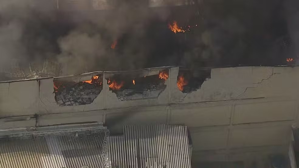 Um incêndio atingiu uma loja no Largo da Freguesia, na Zona Sudoeste do Rio, na manhã desta sexta-feira (19). Imagens mostram chamas e muita fumaça saindo do imóvel...