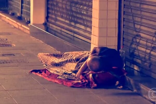 Criminosos exploraram moradores de rua, fotos geradas por IA e disfarces para criar “clientes” falsos com a ajuda de funcionários...