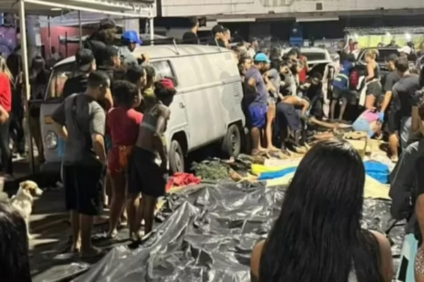 Ao menos 64 corpos são levados por moradores para praça na Penha