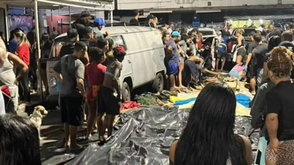 Ao menos 64 corpos são levados por moradores para praça na Penha