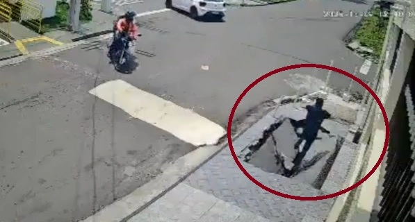 Impressionante: homem cai em buraco de calçada e some