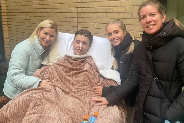 Jovem que achava ter gripe descobre quadro grave e perde as 2 pernas