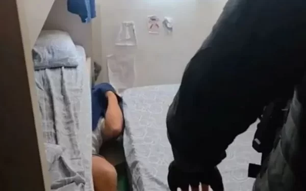 Empresário se esconde embaixo da cama para fugir da polícia