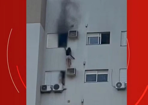 Mulher se pendura em suporte de ar-condicionado para salvar mãe e criança de incêndio