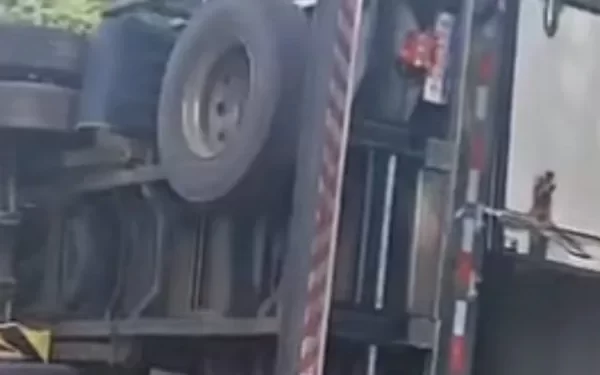 Caminhão com bananas vira na BR-316 e carga é saqueada
