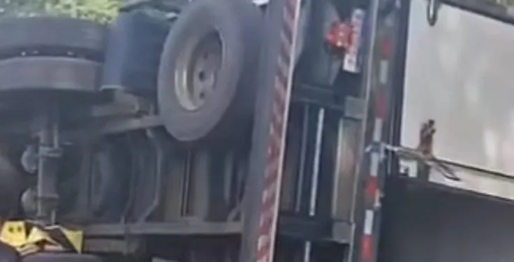 Caminhão com bananas vira na BR-316 e carga é saqueada