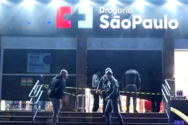 Taxista de 57 anos levou um tiro à queima-roupa na cabeça durante assalto a uma farmácia na Avenida Morumbi. Ele foi socorrido com vida