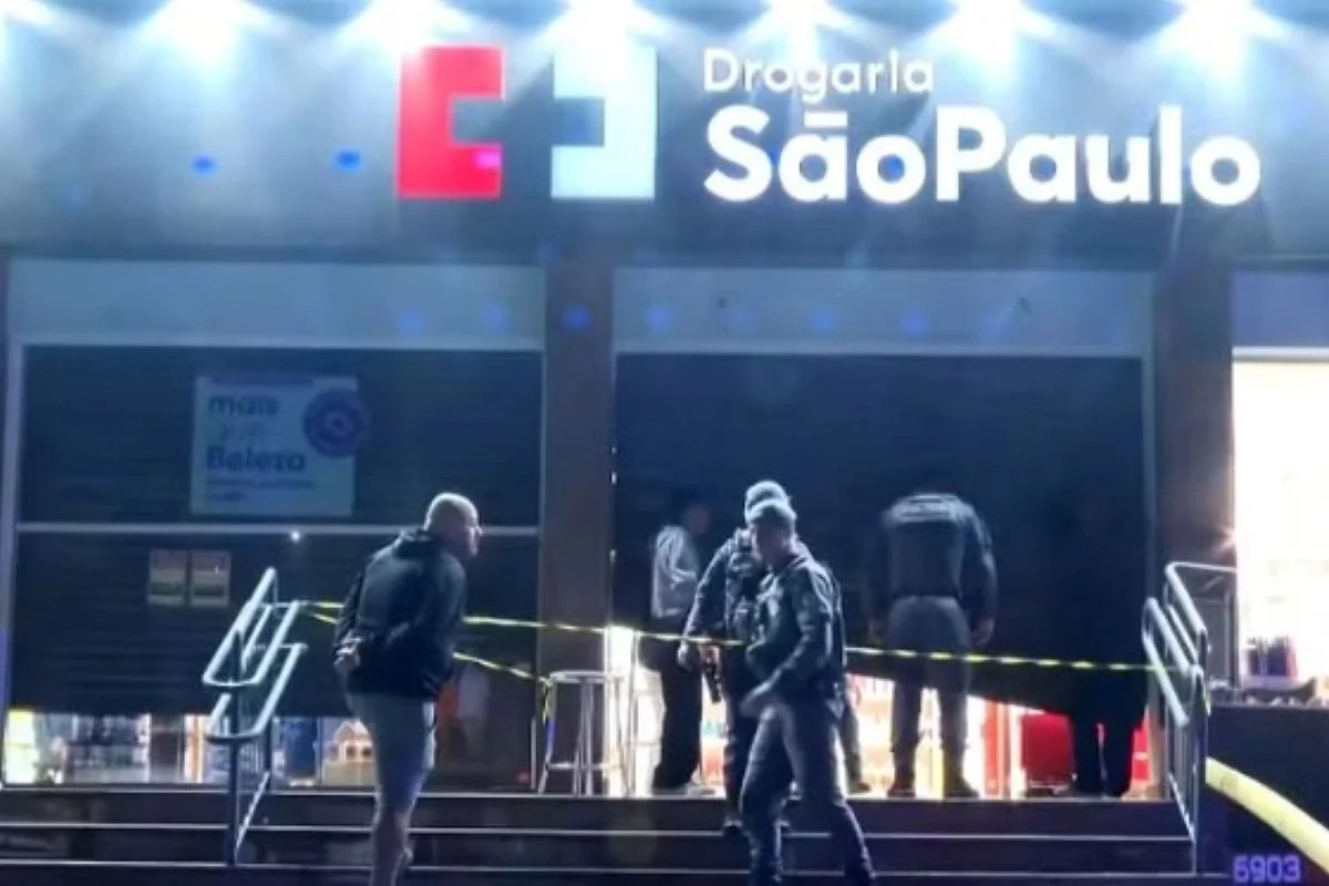 Taxista de 57 anos levou um tiro à queima-roupa na cabeça durante assalto a uma farmácia na Avenida Morumbi. Ele foi socorrido com vida