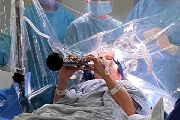 Paciente com Parkinson recupera movimentos e toca clarinete em cirurgia