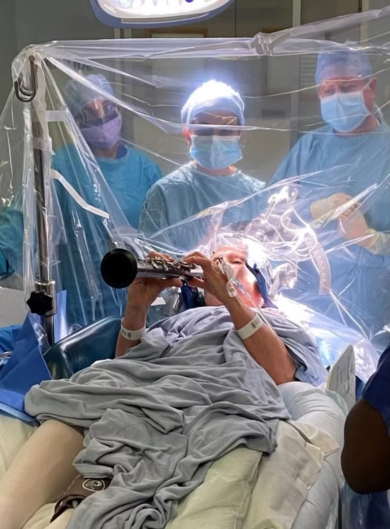 Paciente com Parkinson recupera movimentos e toca clarinete em cirurgia