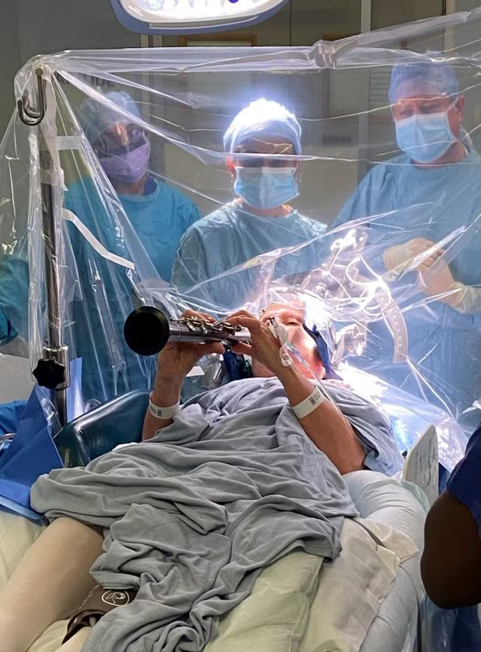 Paciente com Parkinson recupera movimentos e toca clarinete em cirurgia