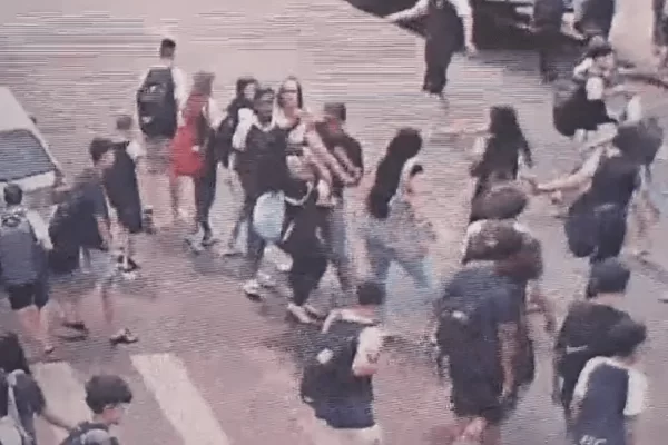 Adolescente é espancada por dupla de irmãos na saída de escola