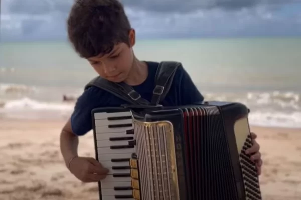Quem é o sanfoneiro de 9 anos que 'montou banda' com irmãos mais novos na PB