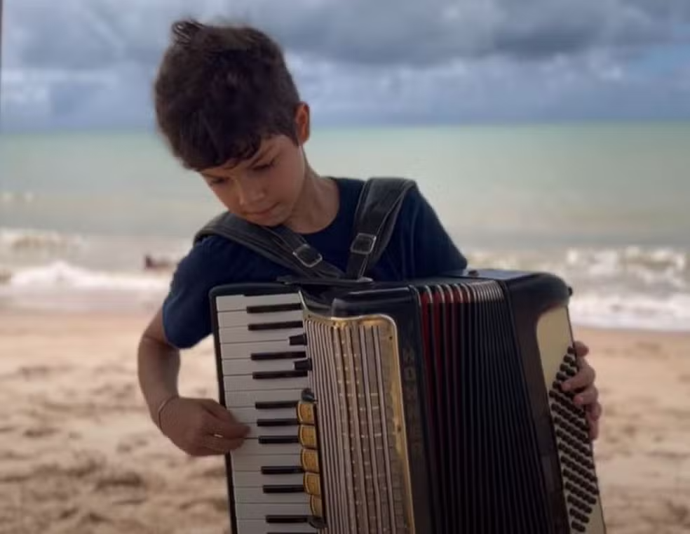 Quem é o sanfoneiro de 9 anos que 'montou banda' com irmãos mais novos na PB
