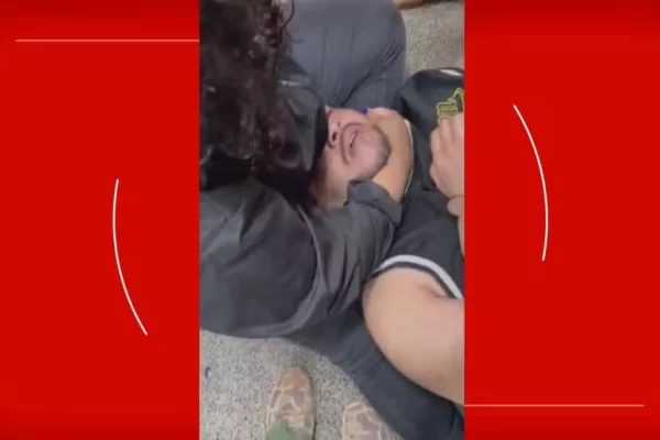 Pai de aluna dá nove socos em professor após bronca por uso de celular em sala de aula