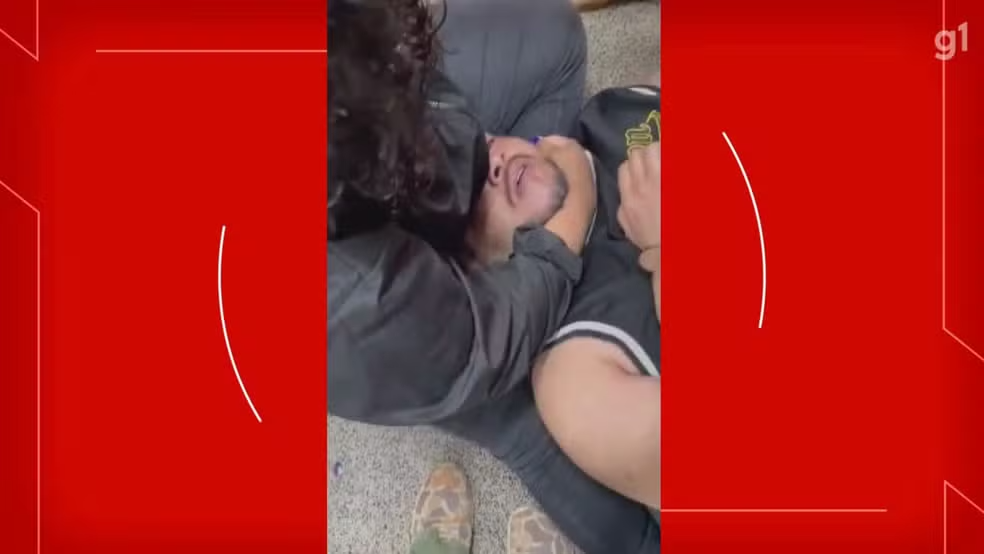 Pai de aluna dá nove socos em professor após bronca por uso de celular em sala de aula