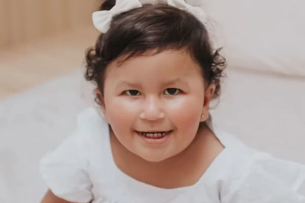 Síndrome rara faz acreana de 2 anos ter fome insaciável