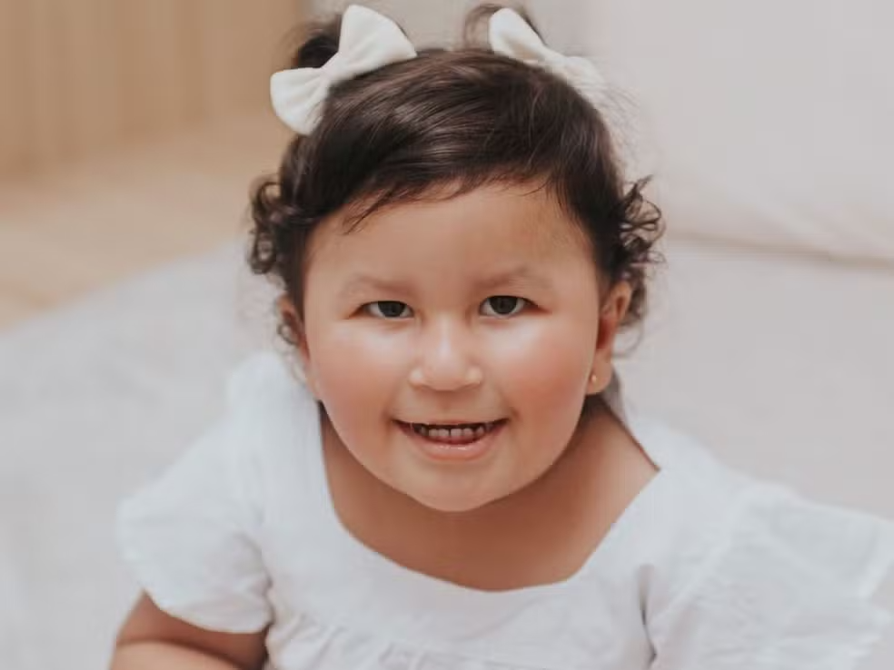 Síndrome rara faz acreana de 2 anos ter fome insaciável