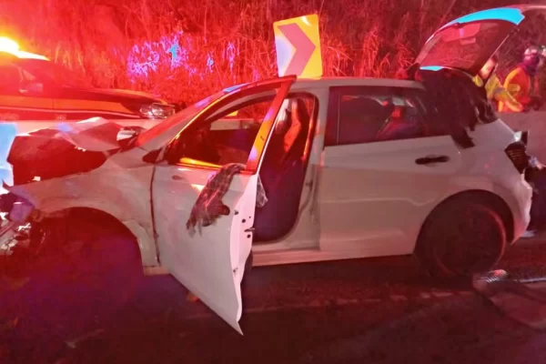 Taxista em fuga bate em carro na Dutra no RJ, caminhoneiro morre em acidente após bloqueio da pista