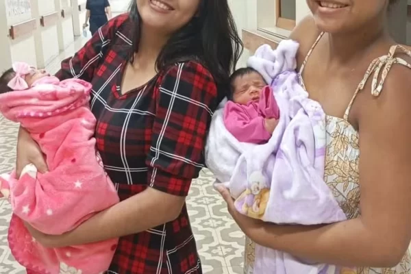 Irmãs têm filhas no mesmo dia e hospital sem saberem uma da outra no AC