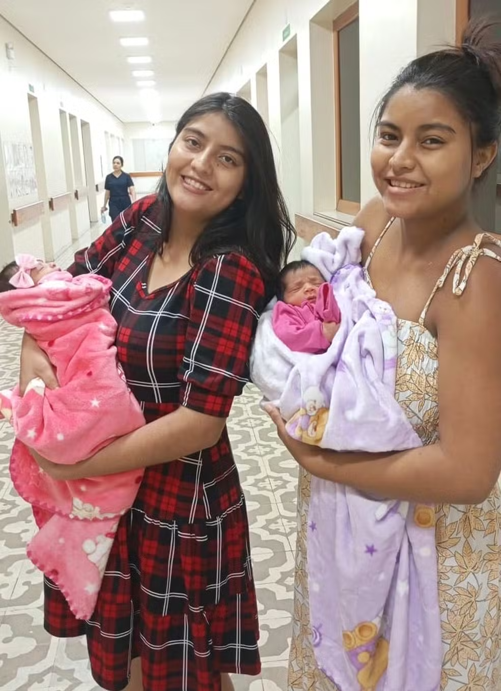 Irmãs têm filhas no mesmo dia e hospital sem saberem uma da outra no AC