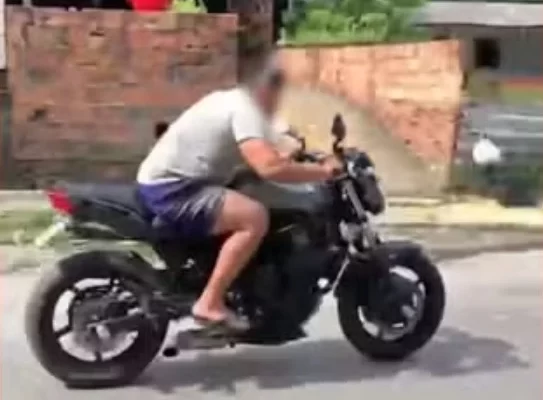 Homem morre em 'pega' de motos após bater em muro de fábrica em Manaus